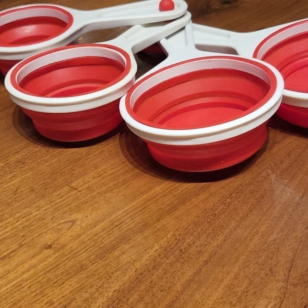 Collapsible measuring cup set